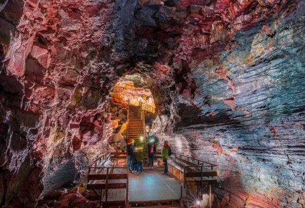 Raufarhólshellir Lava Tunnel - lastminute vakantie aanbiedingen