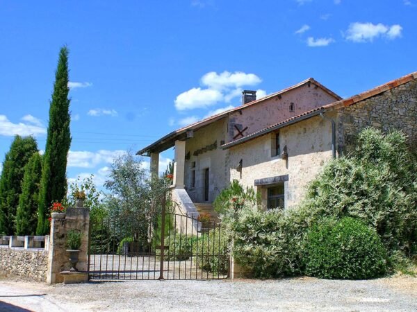 Vakantiehuis in La Chapelle-Faucher met zwembad